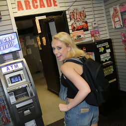 Kagney Linn Karter - Agujero de la gloria