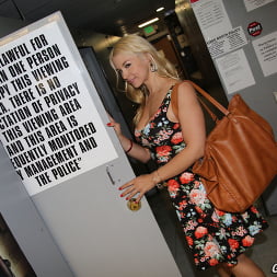 Sarah Vandella - Glory Hole - Escena 2