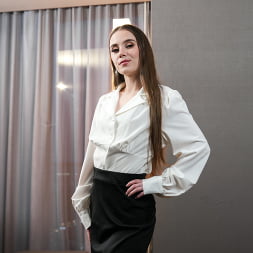 La pequeña Sia Wood convierte una entrevista en una sesión de sexo